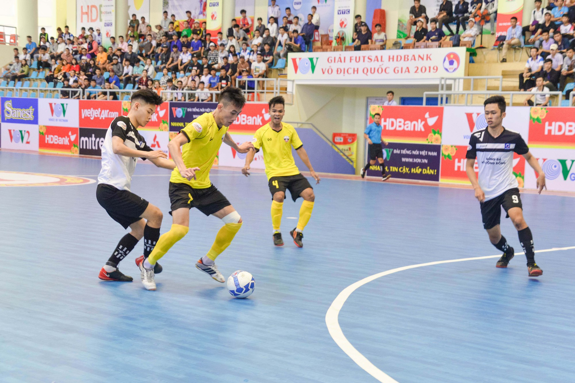 Tập nhận bóng - Đỡ bóng trong bóng đá Futsal cơ bản